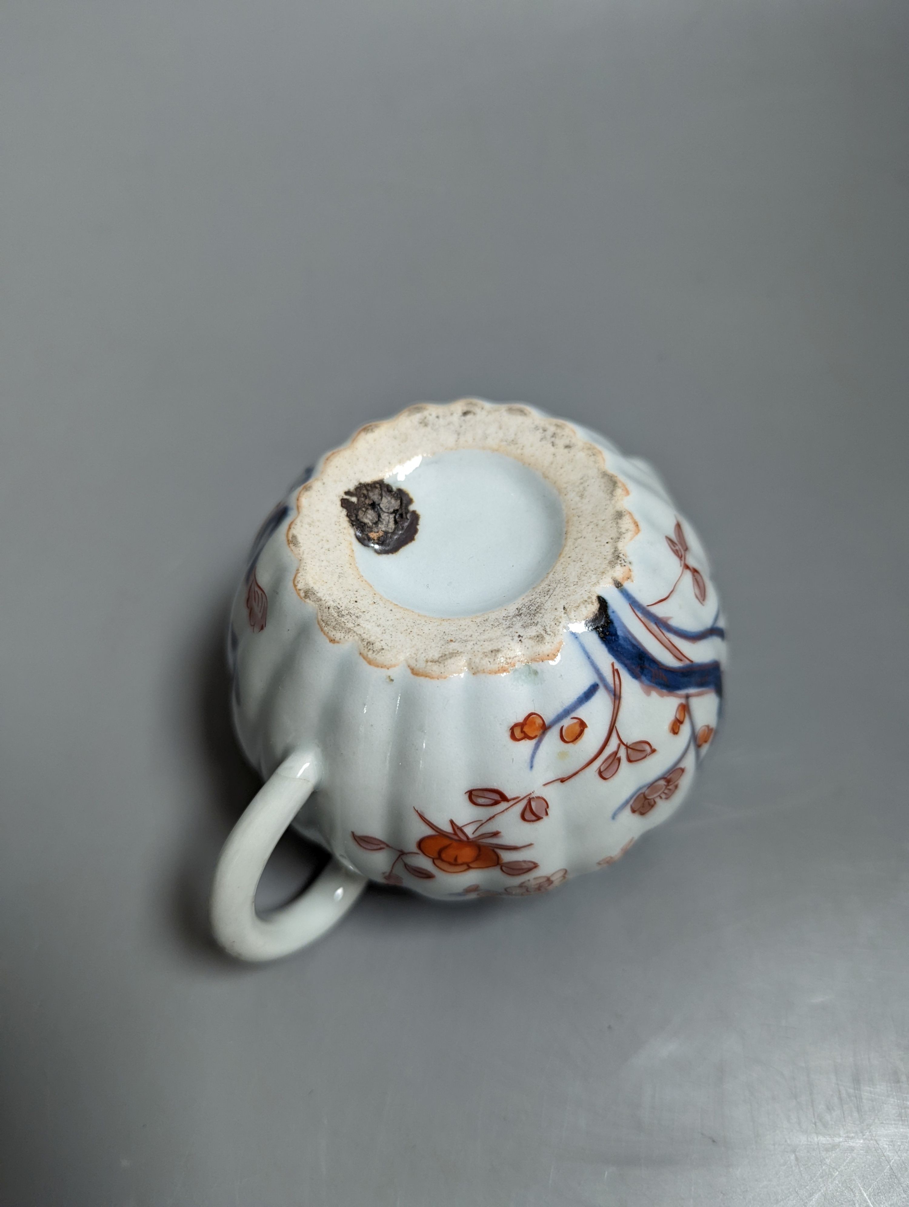 A small 18th century Japanese Arita porcelain teapot and cover 9cm